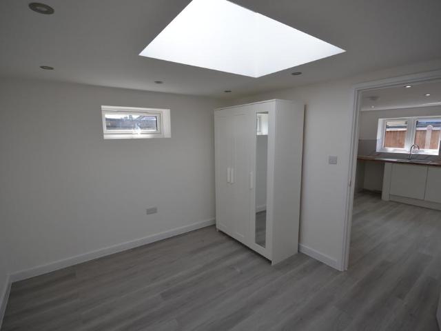 Airthrie Road, Ilford 2 bed flat to rent £1,950 pcm £450 pw