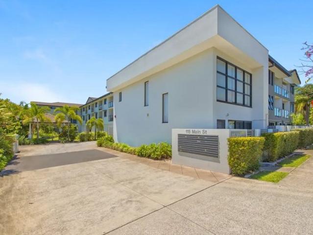 Airy modern unit on ground floor close to train and shops!