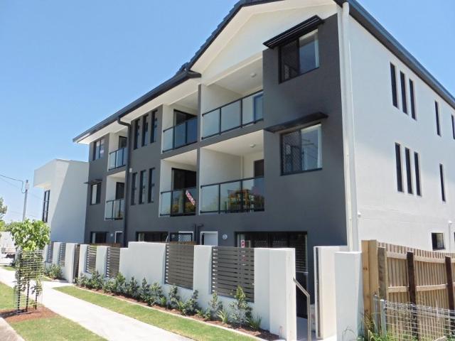 Airy modern unit close to train and shops!