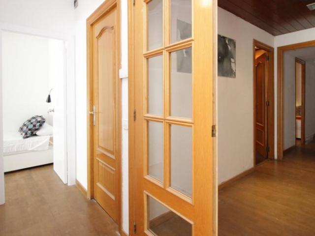 Airy single bedroom in a 7 bedroom flat, near Escola Tècnica Superior d'Enginyeria Industrial