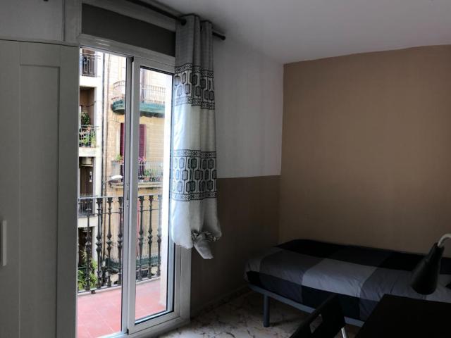 Airy single bedroom in El Camp de l'Arpa del Clot