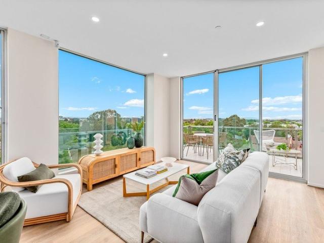 Airy top floor apartment with stunning north east views