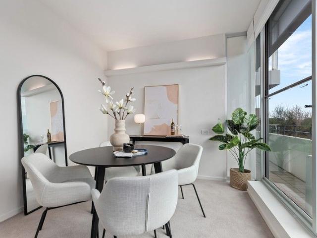 Airy top floor apartment with stunning north east views