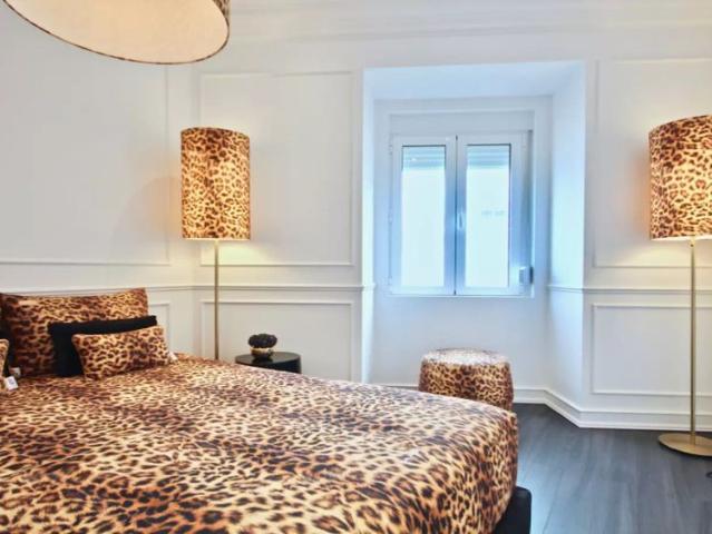 Airy 2 bedroom apartment for rent near Estufa Fria in Campolide