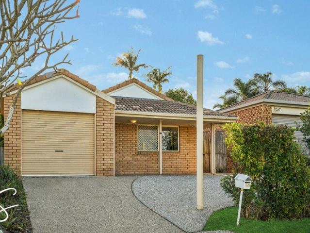 Air Conditioned 3 Bedroom Brick Home, Walk to Transport
