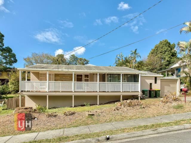 AIR CONDITIONED, 3 BEDROOM HOME + STUDY IN PRIVATE STREET !