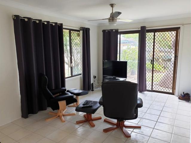 AIR CONDITIONED 1 BEDROOM DUPLEX IN THE HEART OF PARADISE POINT