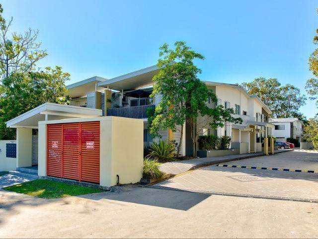 AIR CONDITIONED, 2 BEDROOM UNIT WITH POOL !