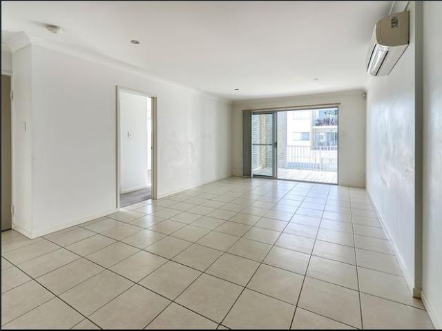 AIR CONDITIONED, 2 BEDROOM UNIT WITH POOL !