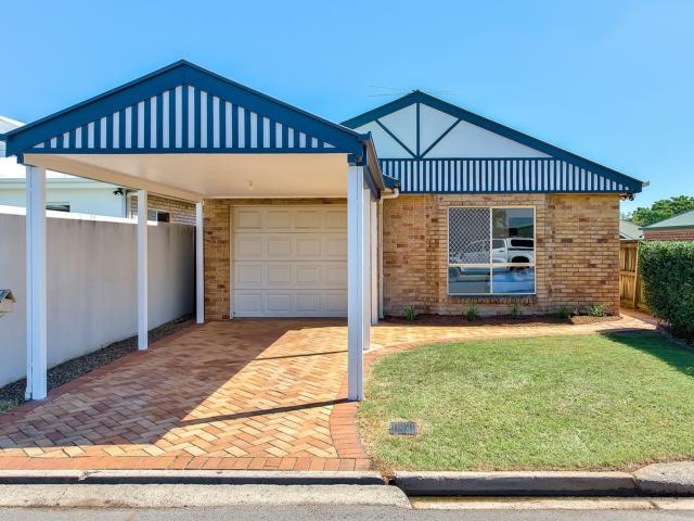AIR CONDITIONED 4 BEDROOM HOME IN HENDRA