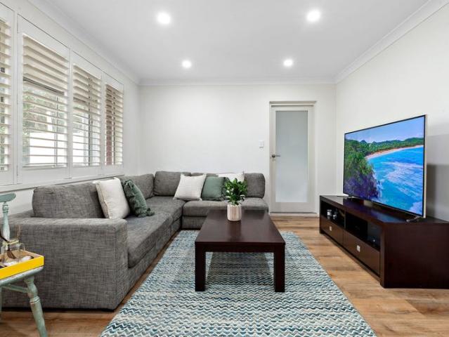 Air Conditioned Conveniently Located Apartment with Lock Up Garage
