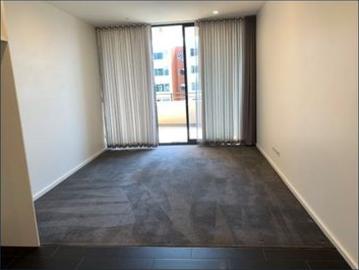 Air conditioned apartment in the heart of Newcastle's Honeysuckle precinct. Includes parking