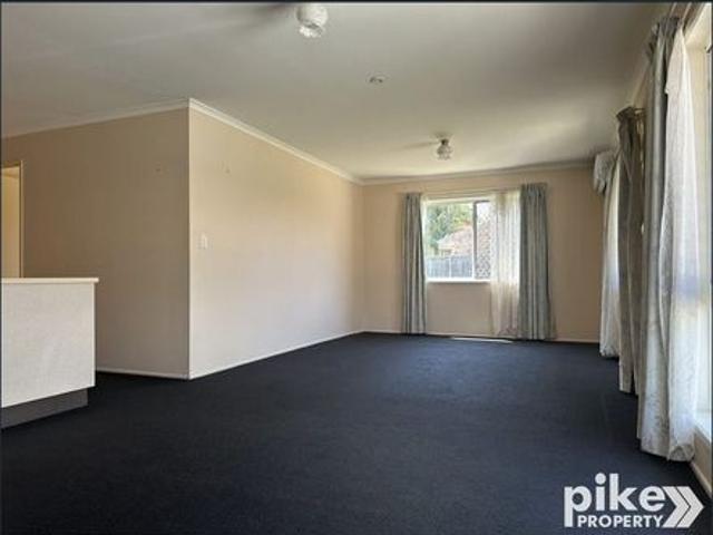 Air conditioned duplex close to shops & public transport!