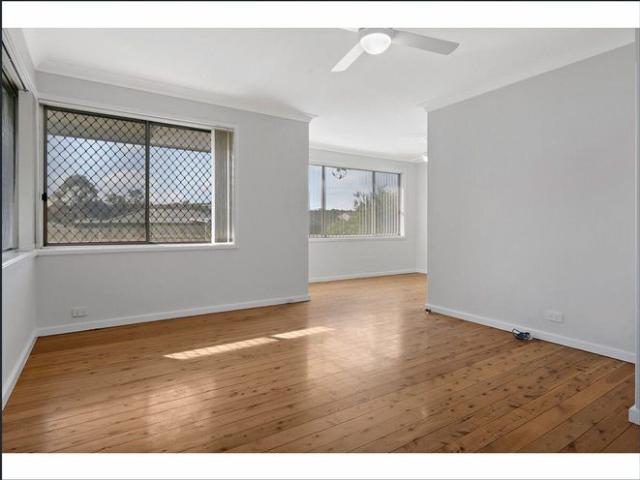 AIR CONDITIONED FAMILY HOME CLOSE TO SCHOOLS AND PARKS