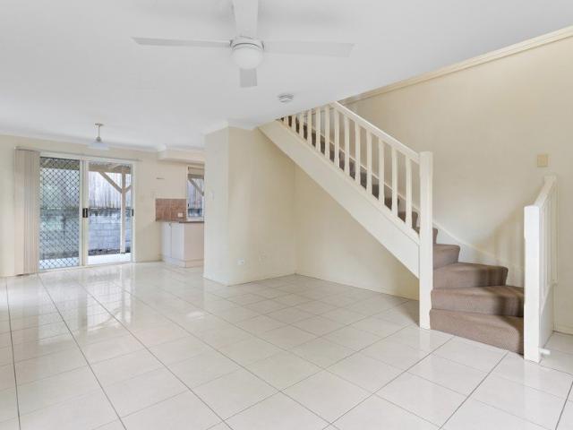 Air Conditioned Spacious Townhouse In Convenient Location
