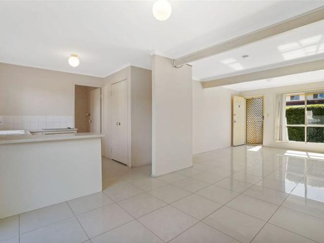 Air conditioned & Renovated 3 Bedrooms Townhouse