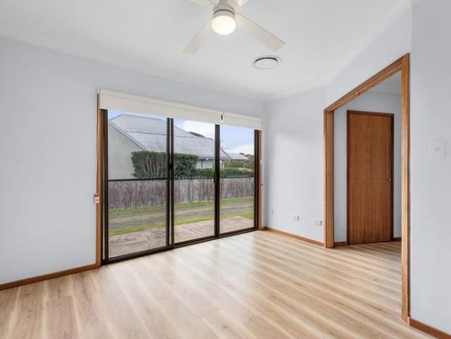 Air Conditioned Riverfront Home with Double Garage