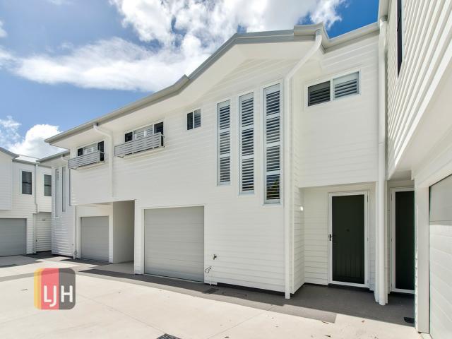 AIR CONDITONED 3 BEDROOM TOWNHOUSE WITH COURTYARD !