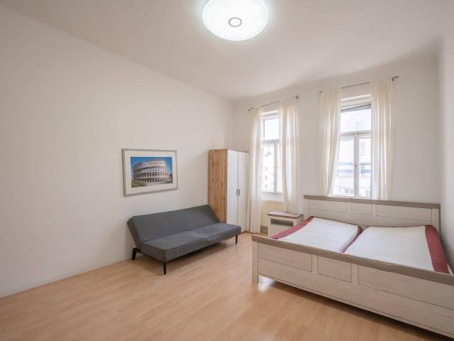 Airbnb+ Attraktive 2 Zimmer Wohnung in Bestlage – sanierungsbedürftig & vielseitig nutzbar