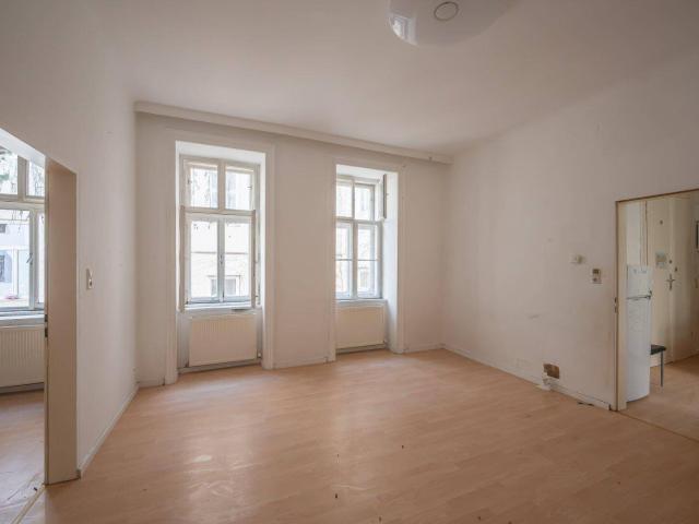 Airbnb+ Attraktive 2 Zimmer Wohnung in Bestlage – sanierungsbedürftig & vielseitig nutzbar