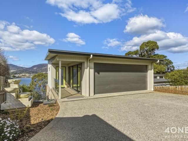 Family Haven in Scenic Austins Ferry!