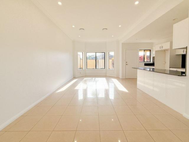 Airconditioned 3 Bedroom 2.5 Bathroom modern duplex with double car garage