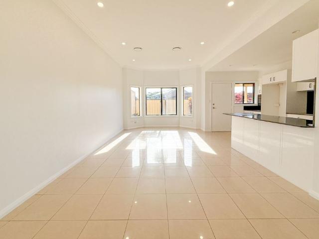 Airconditioned 3 Bedroom 2.5 Bathroom modern duplex with double car garage