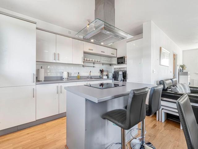 Aire Quay, Hunslet LS10, 2 bed flat to rent, £1,750 pcm | PrimeLocation