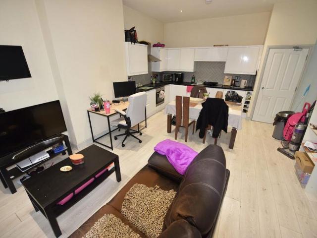 Aire Street 1 bed flat to rent £897 pcm £207 pw