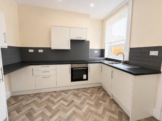 Aire Terrace, Castleford, WF10 2 bed terraced house to rent £895 pcm £207 pw