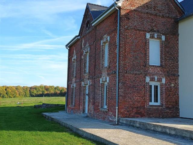 Aisne Vervins Corps De Ferme sur plus de 5500 m2 de terr. 185m² Vervins