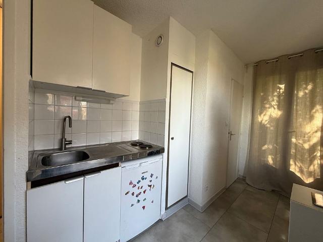 AIX EN PROVENCE A LOUER PROCHE FACS STUDIO MEUBLE AVEC PARKING