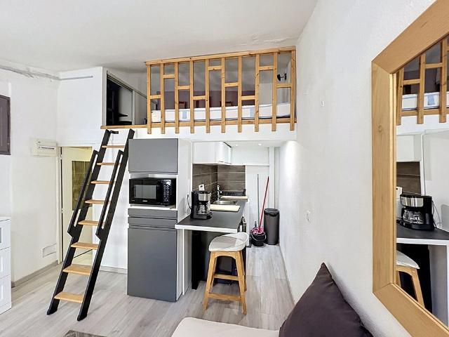 AIX EN PROVENCE A LOUER STUDIO MEZZANINE MEUBLE