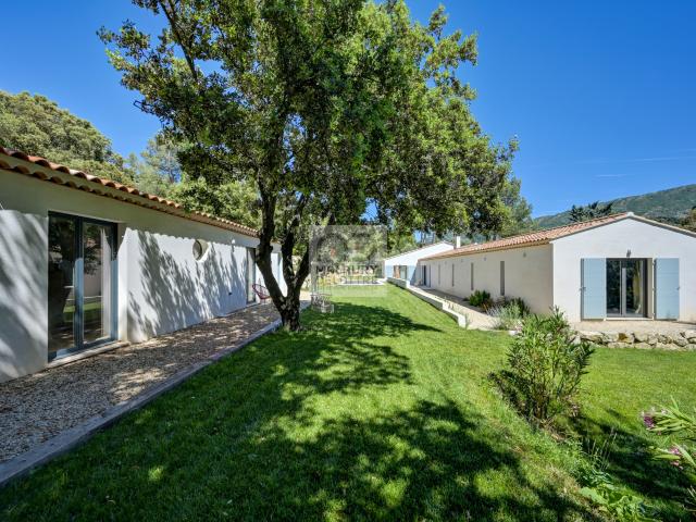 AIX EN PROVENCE VAUVENARGUES MAISON CONTEMPORAINE