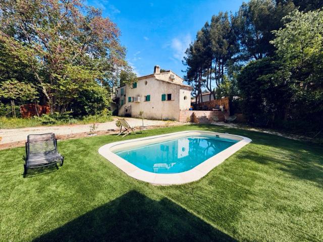 Aix Les Platanes, Maison de 5 chambres de 155m2 avec piscine, studio en bois et garage 76m2 d'annexes au coeur
