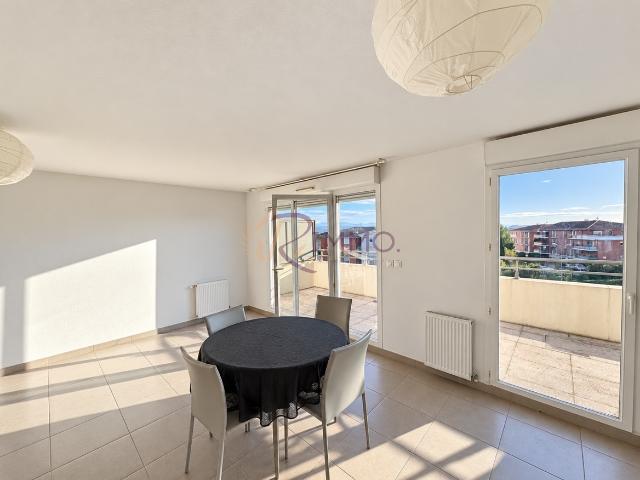 AIX SECTEUR SAINT MITRE LOGEMENT T3 EN DERNIER ETAGE AVEC UN GARAGE DANS UNE RESIDENCE SECURISEE