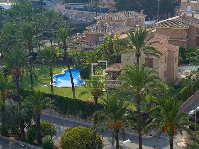 Al entrar en la villa, nos encontramos con un recibidor, com. 697m² Faro de Cullera