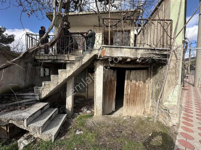 Çal Süller'de Cadde Üzeri 280m2 Arsa İçinde Müstakil Ev !