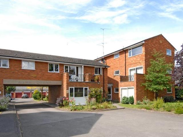 Alma Court, Wokingham RG41, 1 bed flat to rent, £1,050 pcm | PrimeLocation
