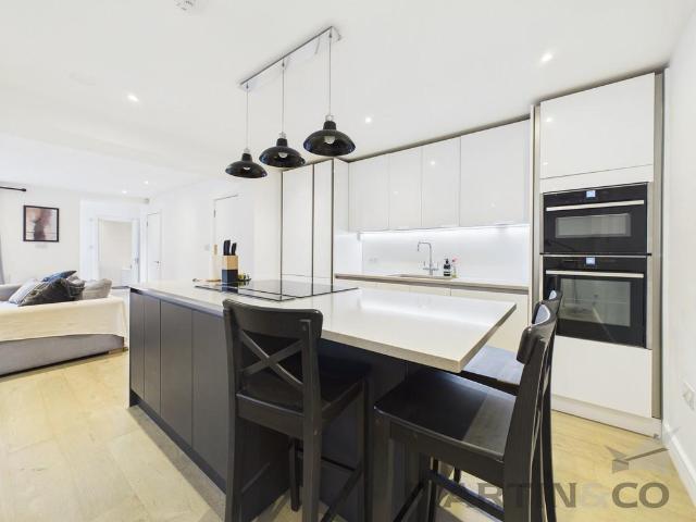 Alma Road, Gabriel Square, St Albans 3 bed apartment to rent £3,750 pcm £865 pw