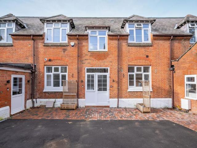 Alma Road, Windsor 2 bed house to rent £2,200 pcm £508 pw