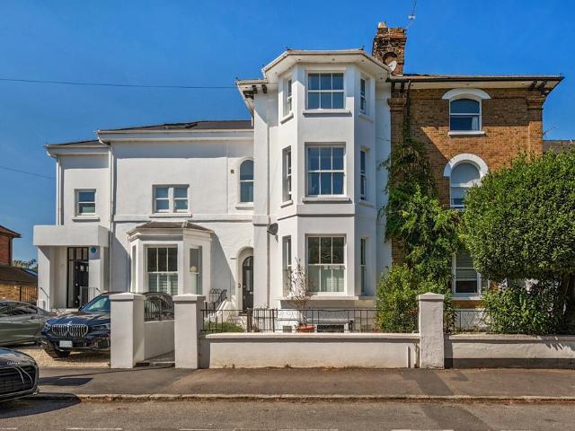 Alma Road, Windsor, Berkshire, SL4 4 bed house to rent £3,975 pcm £917 pw