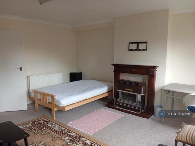 Alma Street, London, E15 3 bed maisonette to rent £2,600 pcm £600 pw