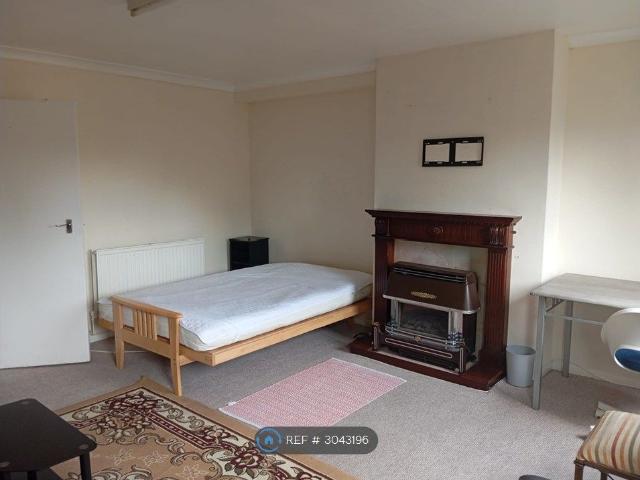 Alma Street, London E15, 3 bed maisonette to rent, £2,600 pcm | PrimeLocation