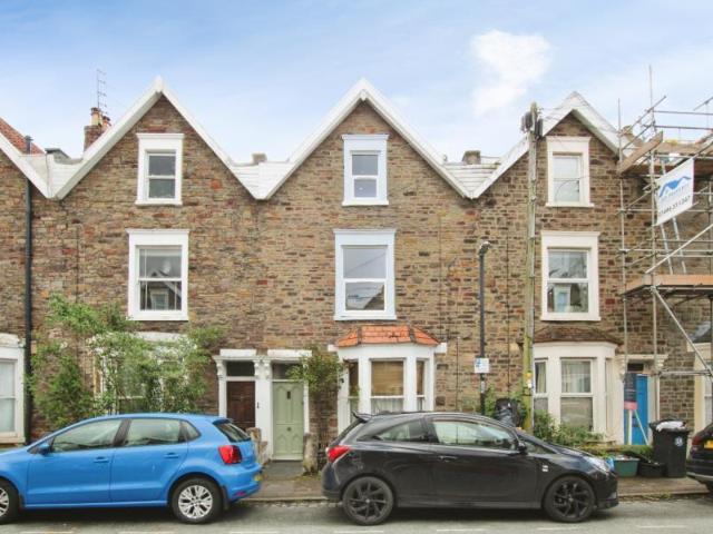 Alma Vale Road, Bristol BS8 2 bed flat to rent £1,600 pcm £369 pw