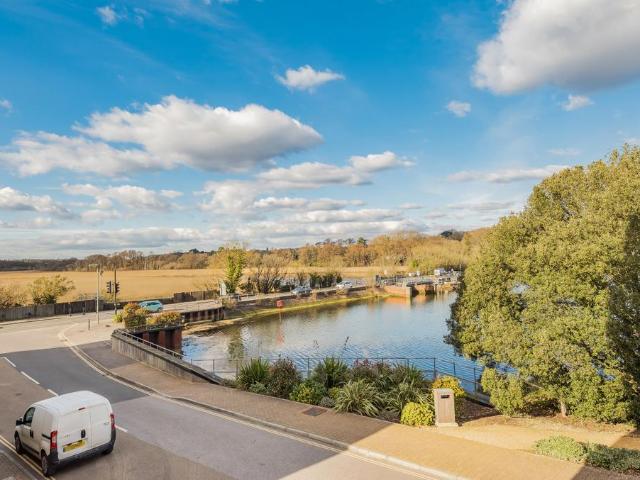 Almansa Way, Lymington, SO41 2 bed flat to rent £1,650 pcm £381 pw