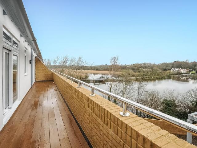 Almansa Way, Lymington, SO41 2 bed flat to rent £2,400 pcm £554 pw
