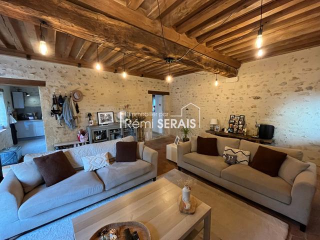 ALMENECHES Très belle maison en pierres de 129 m²
