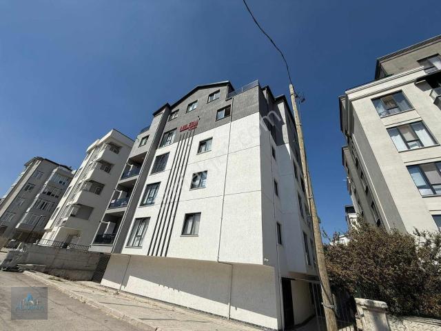 Almina'dan Aile Apartmanında Eşyasız 2+1 Kiralık Daire