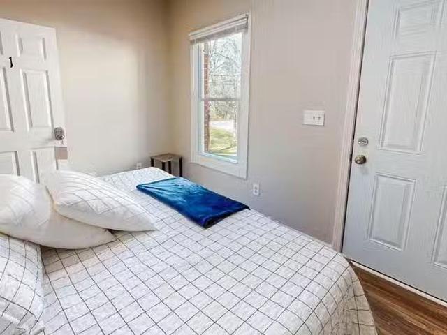 Almond Park Home, a 5 minute walk to transit stop Hollywood Rd.